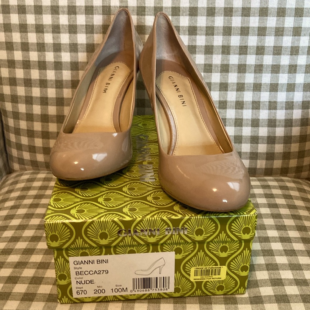 Gianni Bini nude round toe pumps